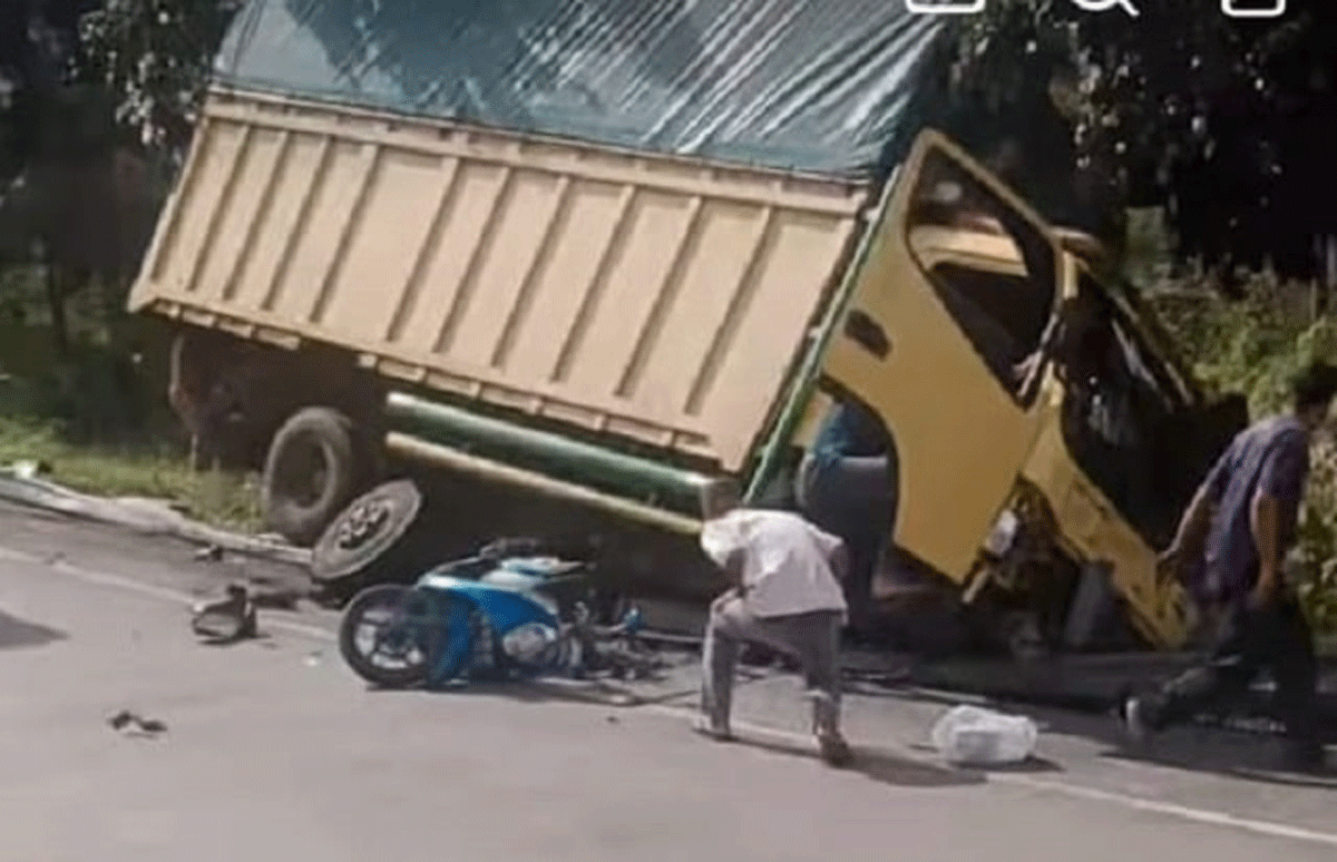 Truk yang diduga mengalalmi blong rem di Guguak, Solok.