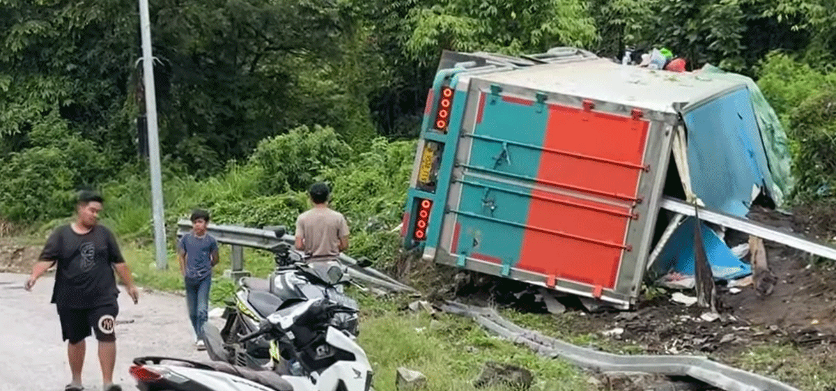 Truk yang bawa paket kecelakaan di Sitinjau Lauik, Kamis (23/1/2025). (Youtube Sitinjau Lauik Truck Video)