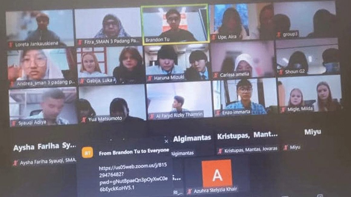 Zoom meeting siswa dan guru dari tiga negara.