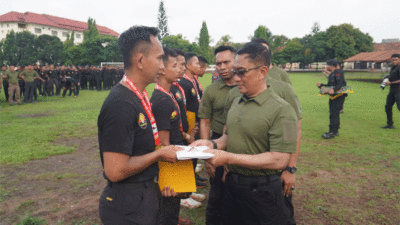 Penyerahan hadiah pada pemenang
