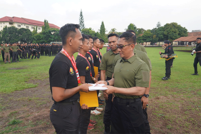 Penyerahan hadiah pada pemenang