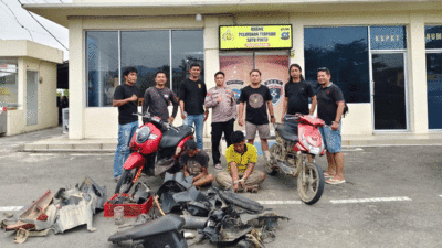 Terduga bersama barang bukti yang diamankan polisi