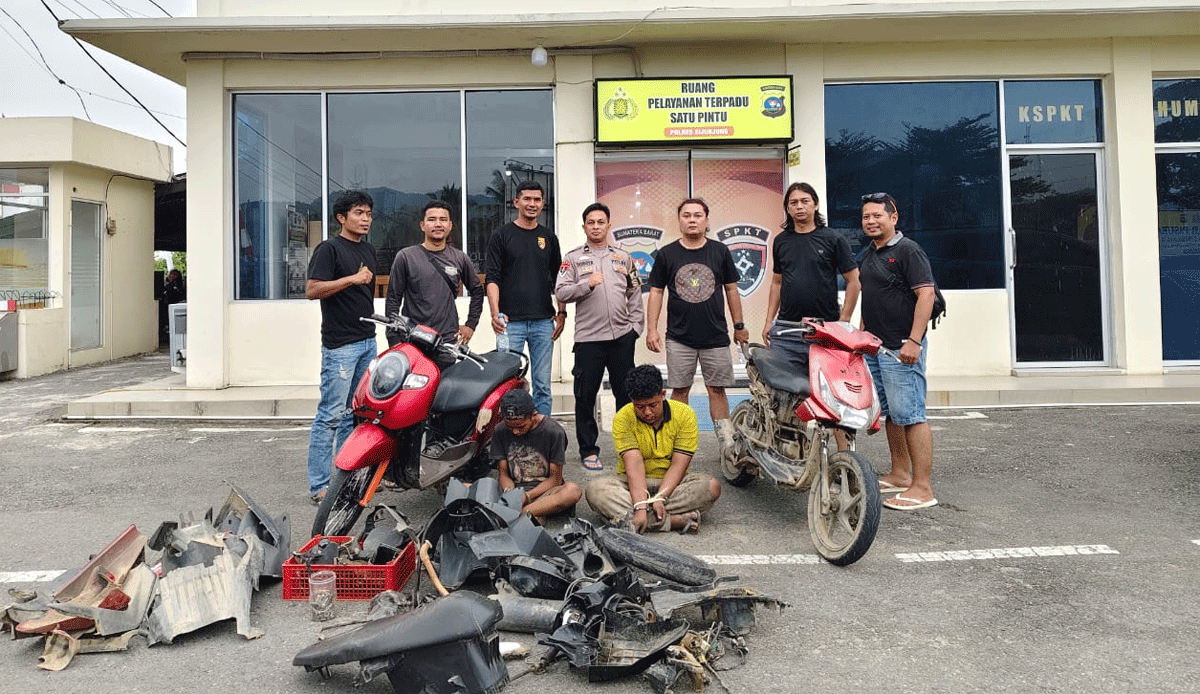 Terduga bersama barang bukti yang diamankan polisi