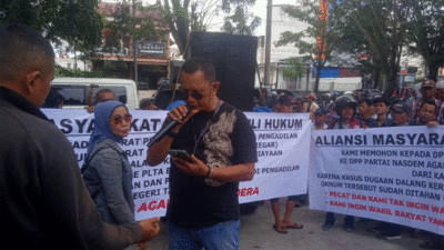 Aliansi Masyarakat Sumut Peduli Hukum (AMSPH) menggelar aksi damai di Pengadilan Tinggi Sumatera Utara