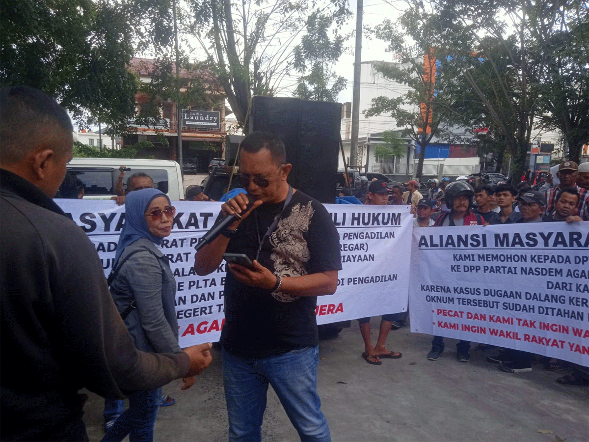 Aliansi Masyarakat Sumut Peduli Hukum (AMSPH) menggelar aksi damai di Pengadilan Tinggi Sumatera Utara