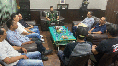Ketua KoJAM, Joko Irawan bersama jajaran pengurus saat ramah tamah di Markas Denpom 1/5 di Jalan Suprapto, Medan, Senin (3/2/2025).