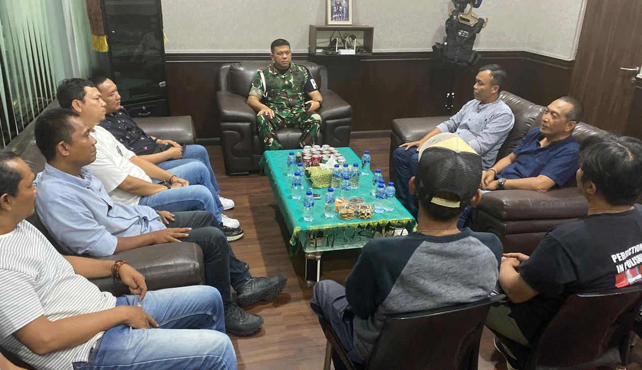 Ketua KoJAM, Joko Irawan bersama jajaran pengurus saat ramah tamah di Markas Denpom 1/5 di Jalan Suprapto, Medan, Senin (3/2/2025).