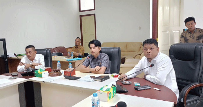 Rapat dengar pendapat di DPRD Kuantan Singingi.