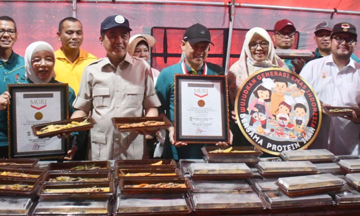 Pemerintah Kabupaten Kampar kembali meraih rekor Museum Rekor Indonesia (MURI) dengan makanan 1.373 Porsi Gulai Ikan Salai Patin, Minggu (2/2/2025).