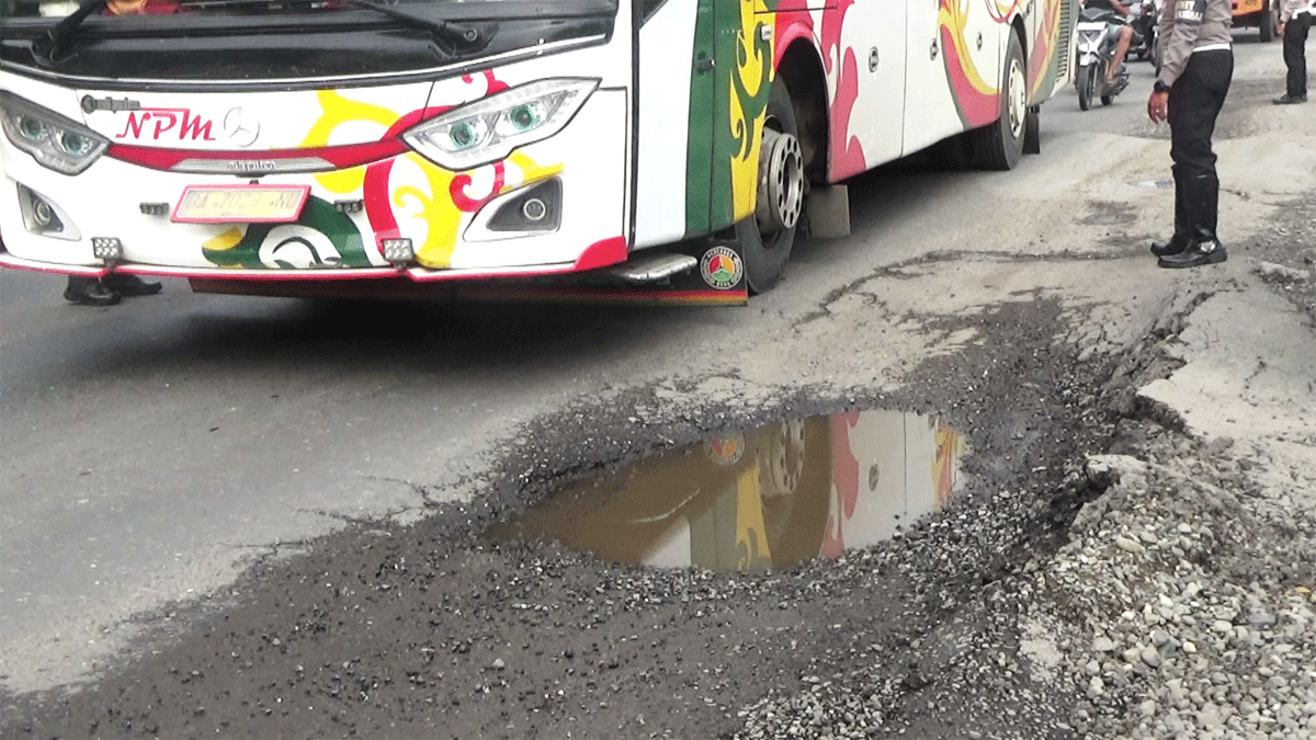 Jalan rusak di lintas Sumatera sejak dari Sijunjung hingga Dharmasraya.