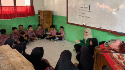 Mahasiswa KKN Universitas Andalas Ajarkan Kewirausahaan pada Murid SD di Nagari III Koto Aur Malintang Timur