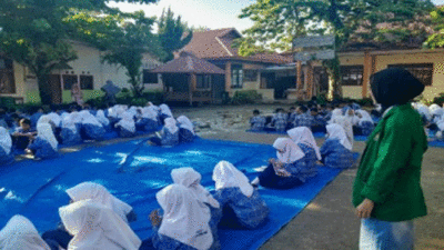 Mahasiswa KKN bersama siswa dan siswi.