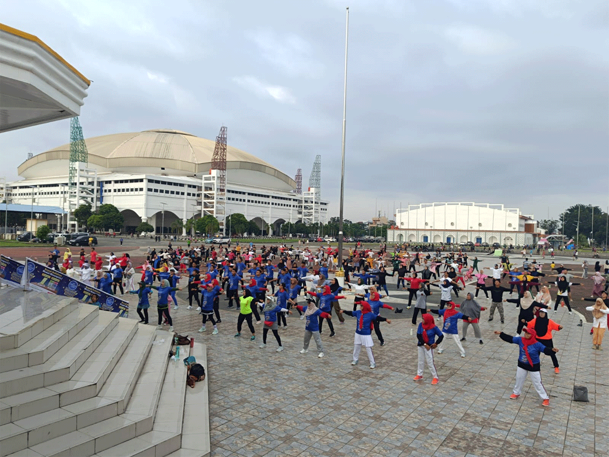 Ratusan warga senam bersama di Medan