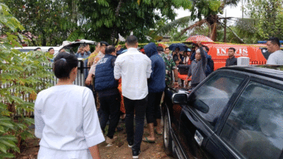 Anggota Satuan Reskrim Polres Kuasing melakukan olah TKP atas dugaan tindak pidana pembunuhan.