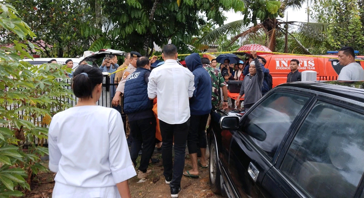 Anggota Satuan Reskrim Polres Kuasing melakukan olah TKP atas dugaan tindak pidana pembunuhan.