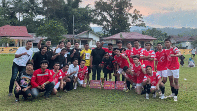 Penyerahan hadiah juara 1 dari Aulia Pramadihka kepada Manejer AIC FC, Sabardi Hendriyansyah.
