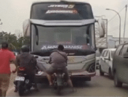 Viral di Media Sosial, Dua Pemotor Adang Laju Miyor di Dharmasraya, Patut Diduga Gara-gara Bus Blong Kanan