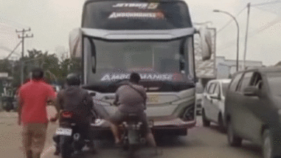 Bus Miyor yang diadang warga di Dharmasraya