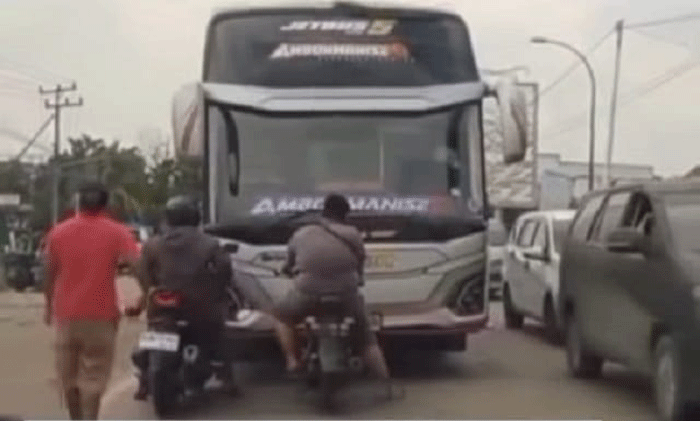 Bus Miyor yang diadang warga di Dharmasraya
