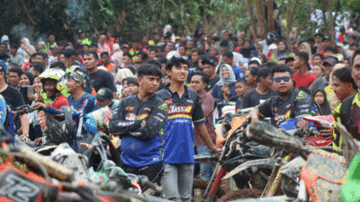 Jumlah pengunjung benar-benar pecah. Kebun sawit dijubeli ribuan warga yang menyaksikan kejuaraan itu.