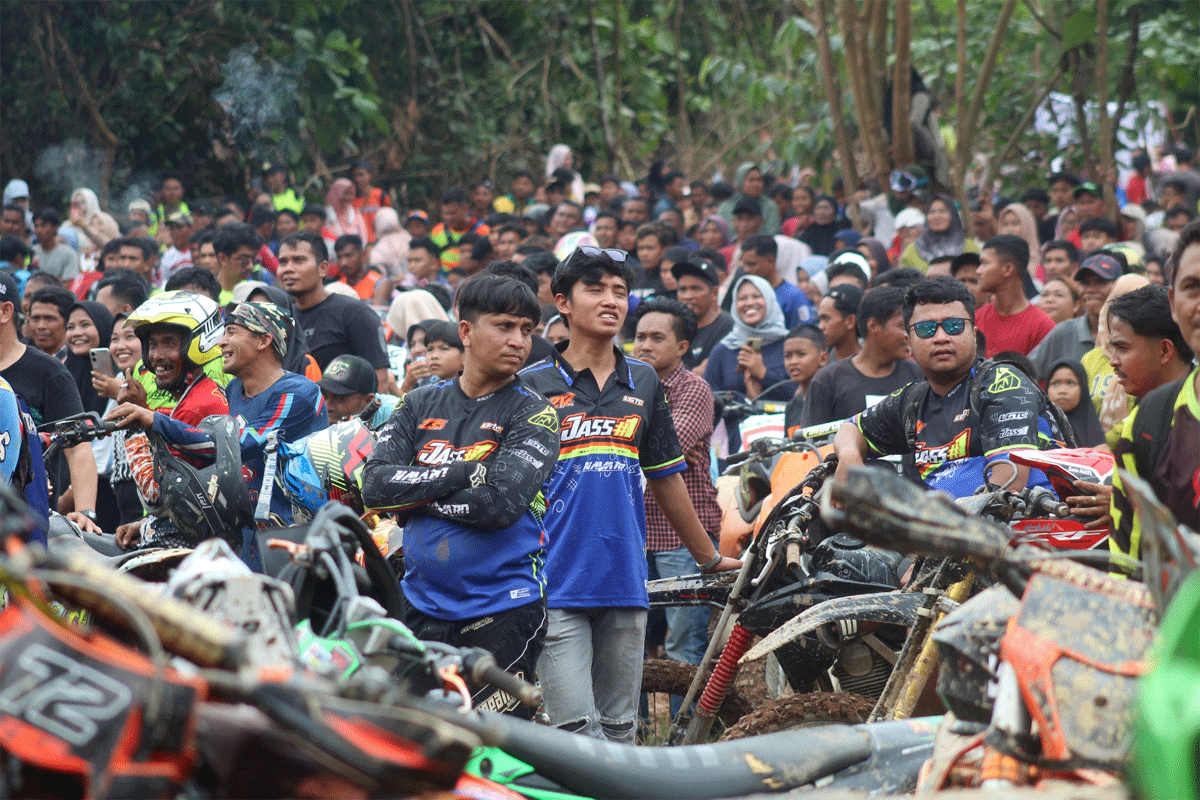 Jumlah pengunjung benar-benar pecah. Kebun sawit dijubeli ribuan warga yang menyaksikan kejuaraan itu.