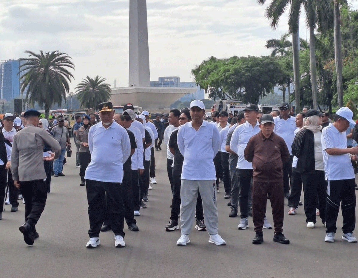Gubernur dan Wakil Gubernur Sumatera Barat terpilih, Mahyeldi Ansharullah dan Vasko Ruseimy mengikuti gladi kotor jelang pelantikan di Monas, Jakarta Pusat, Selasa (18/2/2025). (Biro Adpim)