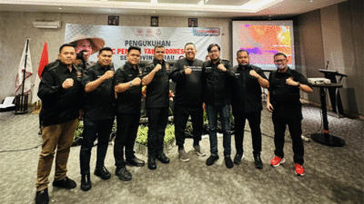 Foto bersama di sela pelantikan