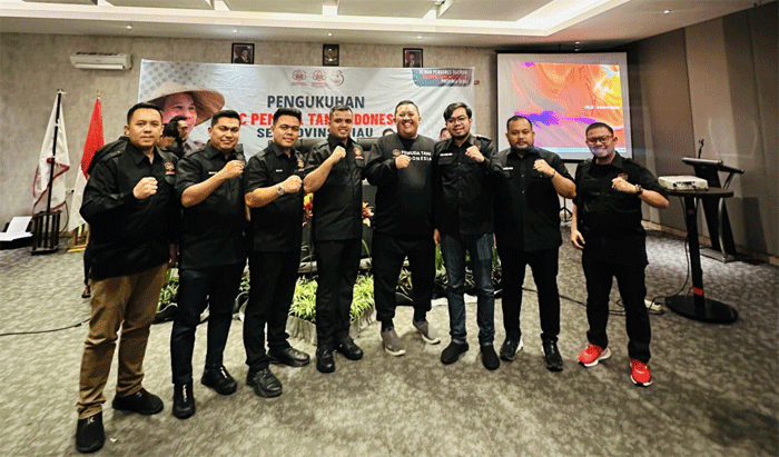 Foto bersama di sela pelantikan