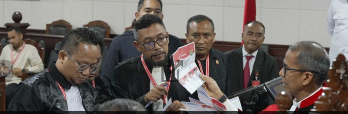 Kotak suara dibuka dalam sidang lanjutan disaksikan Ketua sidang Saldi Isra didampingi Hakim Konstitusi serta para pihak kuasa hukum dalam sidang Perkara Nomor 173/PHPU.BUP-XXIII/2025 Perselisihan Hasil Pemilihan Umum Bupati Kab. Bungo Tahun 2024, di Ruang Sidang Gedung II MK. Senin (17/2/2025). Humas/Teguh