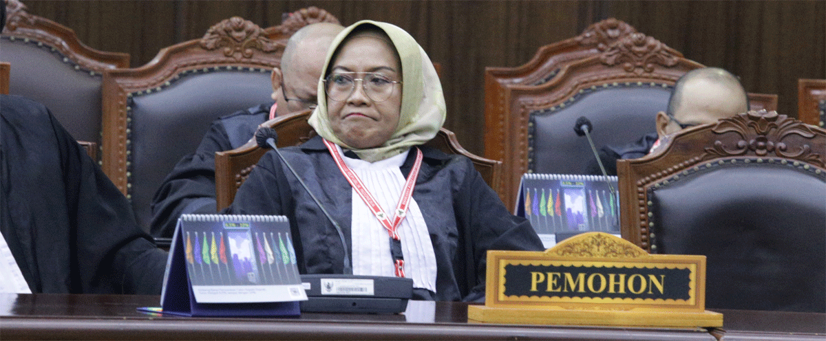 Kuasa Hukum Pemohon hadir pada persidangan Pengucapan Putusan Perkara Nomor 43/PHPU.BUP-XXIII/2025 Perselisihan Hasil Pemilihan Umum Bupati Kabupaten Pasaman Barat, Senin (24/2/2025) di Ruang Sidang Pleno MK. (Humas/Bayu)