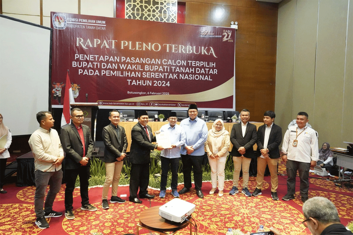 Komisi Pemilihan Umum Tanah Datar menggelar rapat pleno terbuka penetapan pasangan calon bupati dan wakil bupati terpilih, Kamis (6/2/2025) malam di Emersia Hotel Batusangkar.