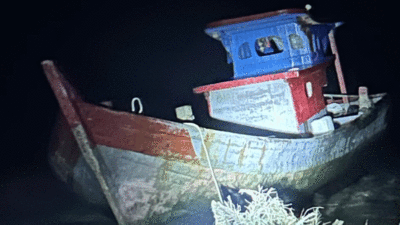 Kapal tongkang yang bawa puluhan pekerja migran Indonesia dari Malaysia