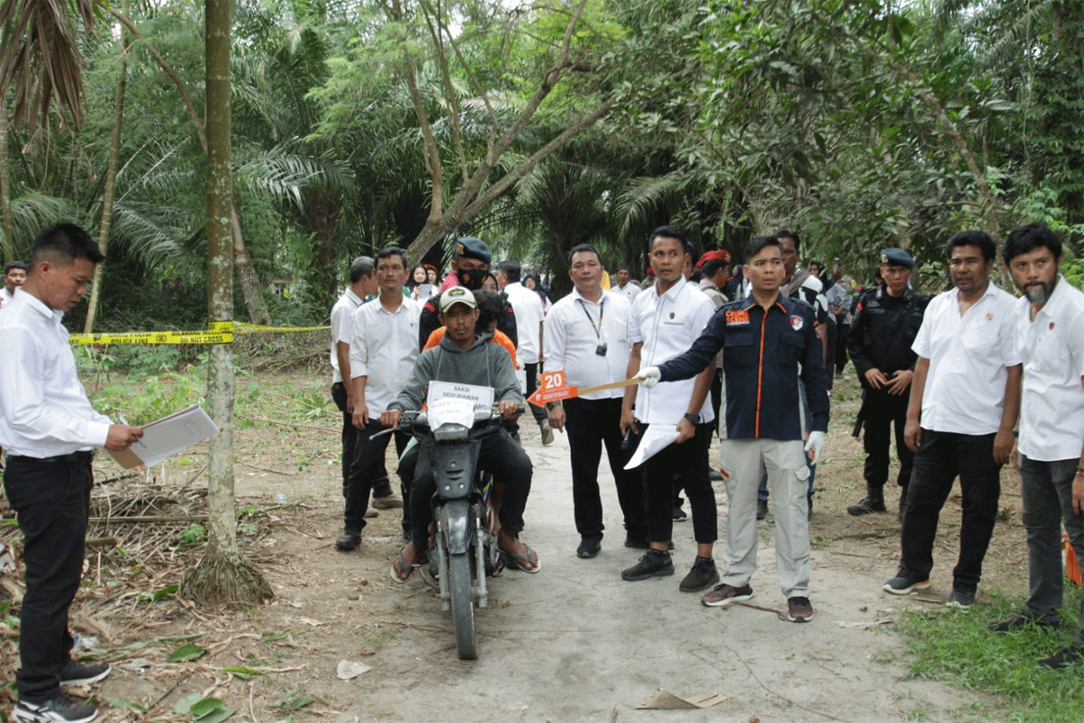 Rekonstruksi tersebut digelar di Dusun III Desa Lubuk Saban, Kecamatan Pantai Cermin, Kabupaten Sergai