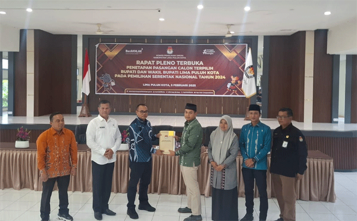 Penyerahan SK kepada pemenang Pilkada Limapuluh Kota