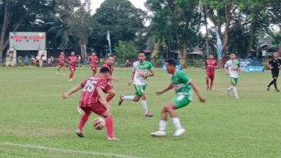 Kedua tim saling berebut bola