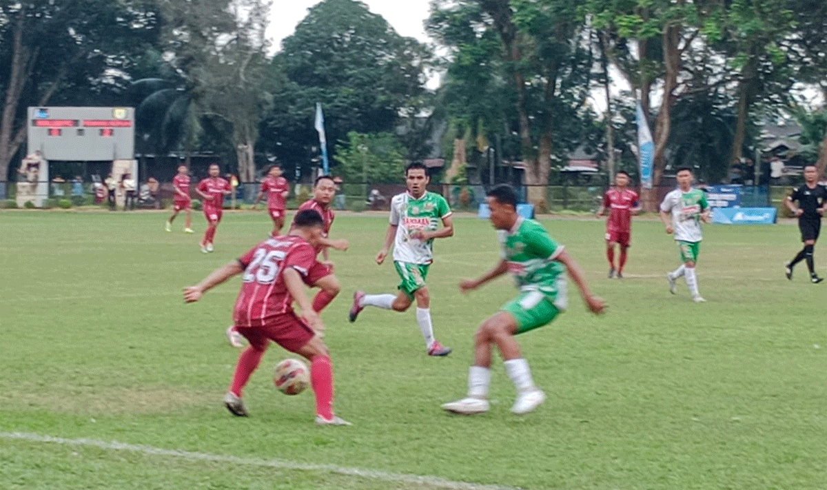 Kedua tim saling berebut bola