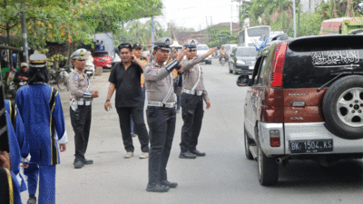 Petugas atur lalu lintas di sekitar lokasi lomba.
