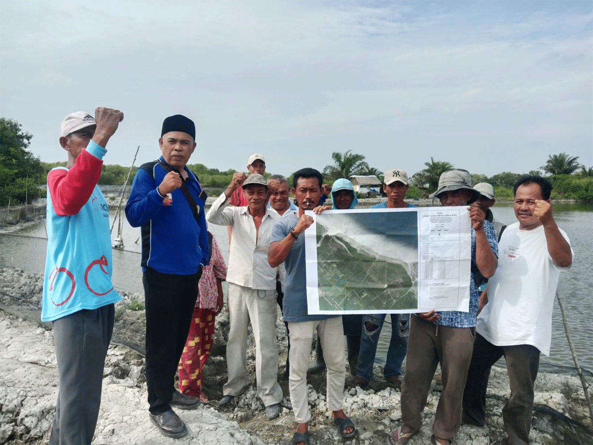 Warga bentangkan spanduk protes