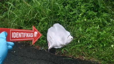 Mayat dalam karung ditemukan di pinggir jalan Tanah Datar, Sumbar. (Istimewa)