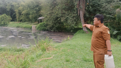 Petugas ambil sampe air sungai yang tercemar limbah.