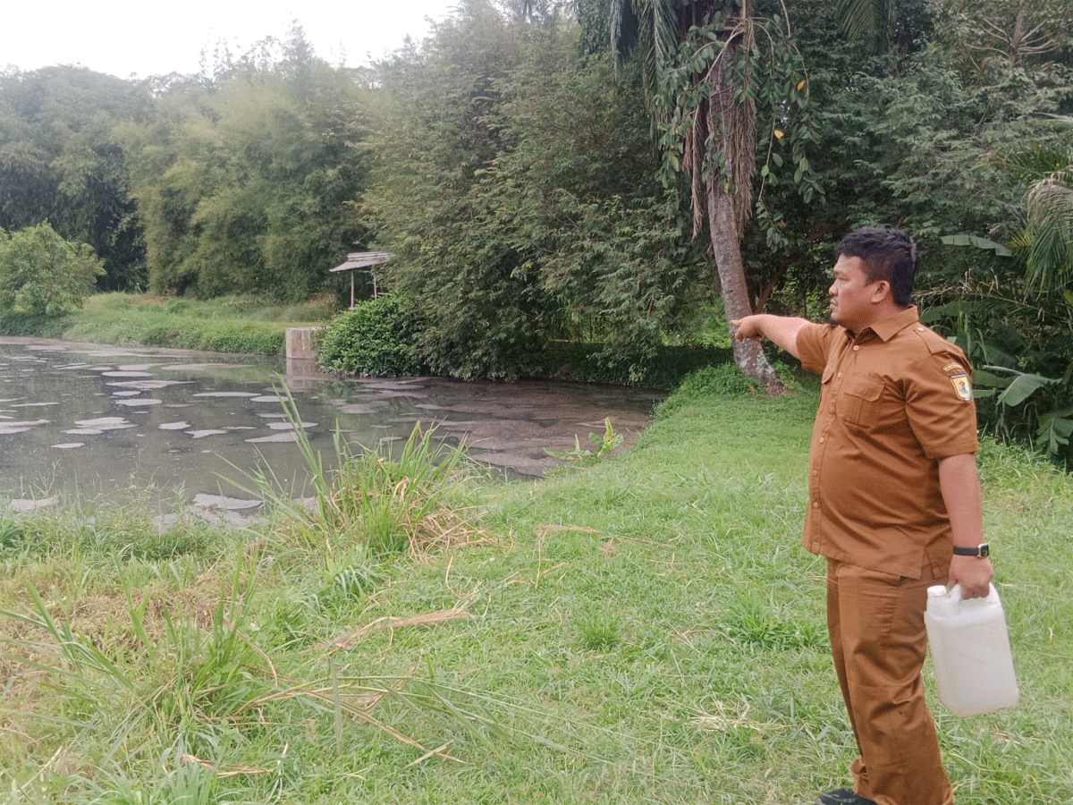 Petugas ambil sampe air sungai yang tercemar limbah.