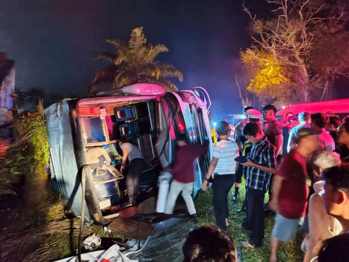 Bus ANS BA 8178 QU yang membawa puluhan pemudik dari Sumatera Barat tujuan Bandung, Jawa Barat, Kamis (27/3/2025) terguling di jalan nasional, Kelurahan Teratai, Kecamatan Muara Bulian, Kabupaten Batanghari, Jambi.