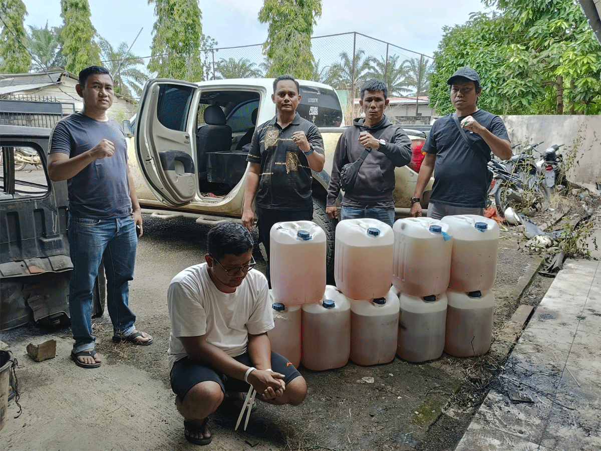 Tim Satuan Reskrim Polres Dharmasraya menangkap seorang pria diduga melakukan penyalahgunaan pengangkutan dan niaga bahan bakar minyak (BBM) bersubsidi jenis bio solar