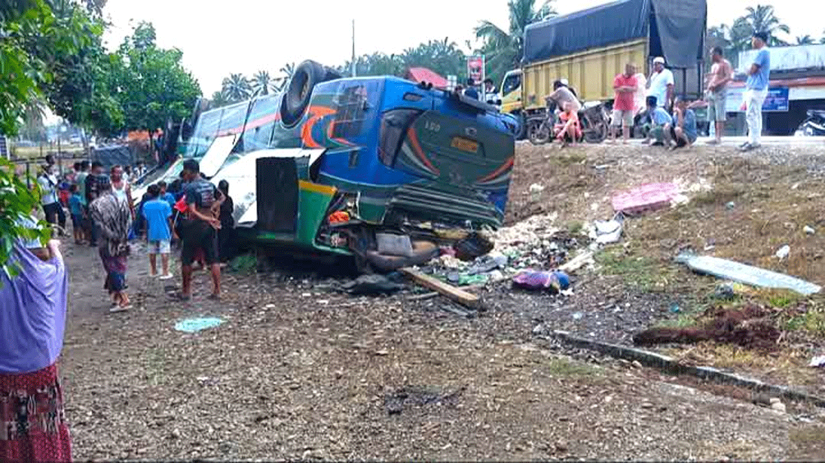 Bus ALS yang kecelakaan di Sarolangun. (Foto diambil dari Facebook COMUNITAS BUS SUMATRA/Ahmad Taufik)