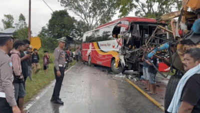 Jalan Licin Akibat Hujan, Bus Gumarang Jaya Laga Kambing dengan Truk di Solok, Tiga Luka