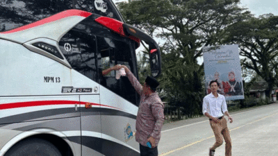 Pemerintah Nagari Sungai Dareh bagikan takjil ke pengguna jalan