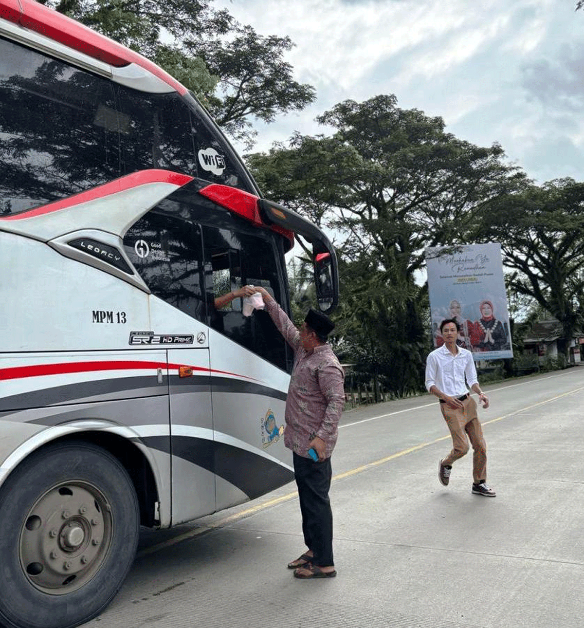 Pemerintah Nagari Sungai Dareh bagikan takjil ke pengguna jalan