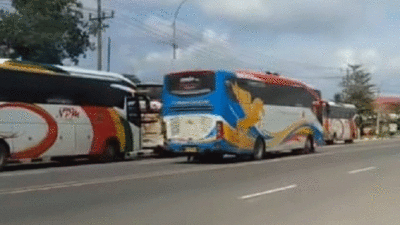 Bus Sumbar menunggu giliran untuk masuk jalan Padang Lamo