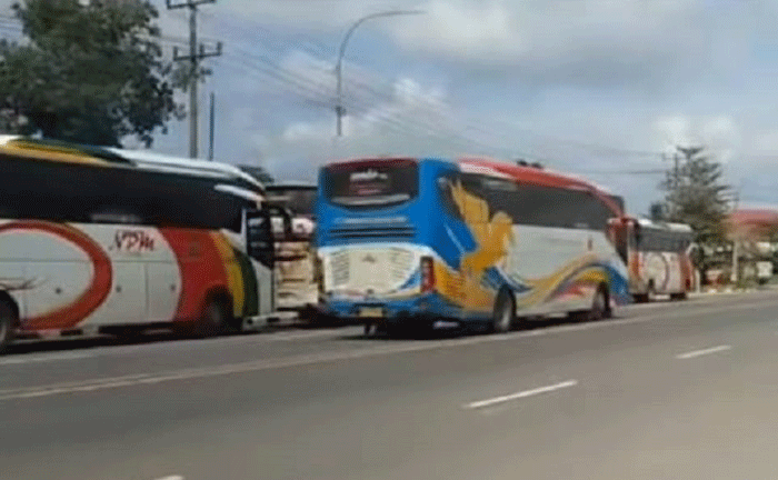 Bus Sumbar menunggu giliran untuk masuk jalan Padang Lamo