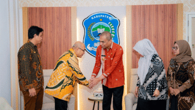 Penjabat Bupati Buton Tengah, Kostantinus Bukide menyambut kedatangan Kepala KPP Pratama Baubau, Amrih Basuki Purnomo di ruang kerjanya